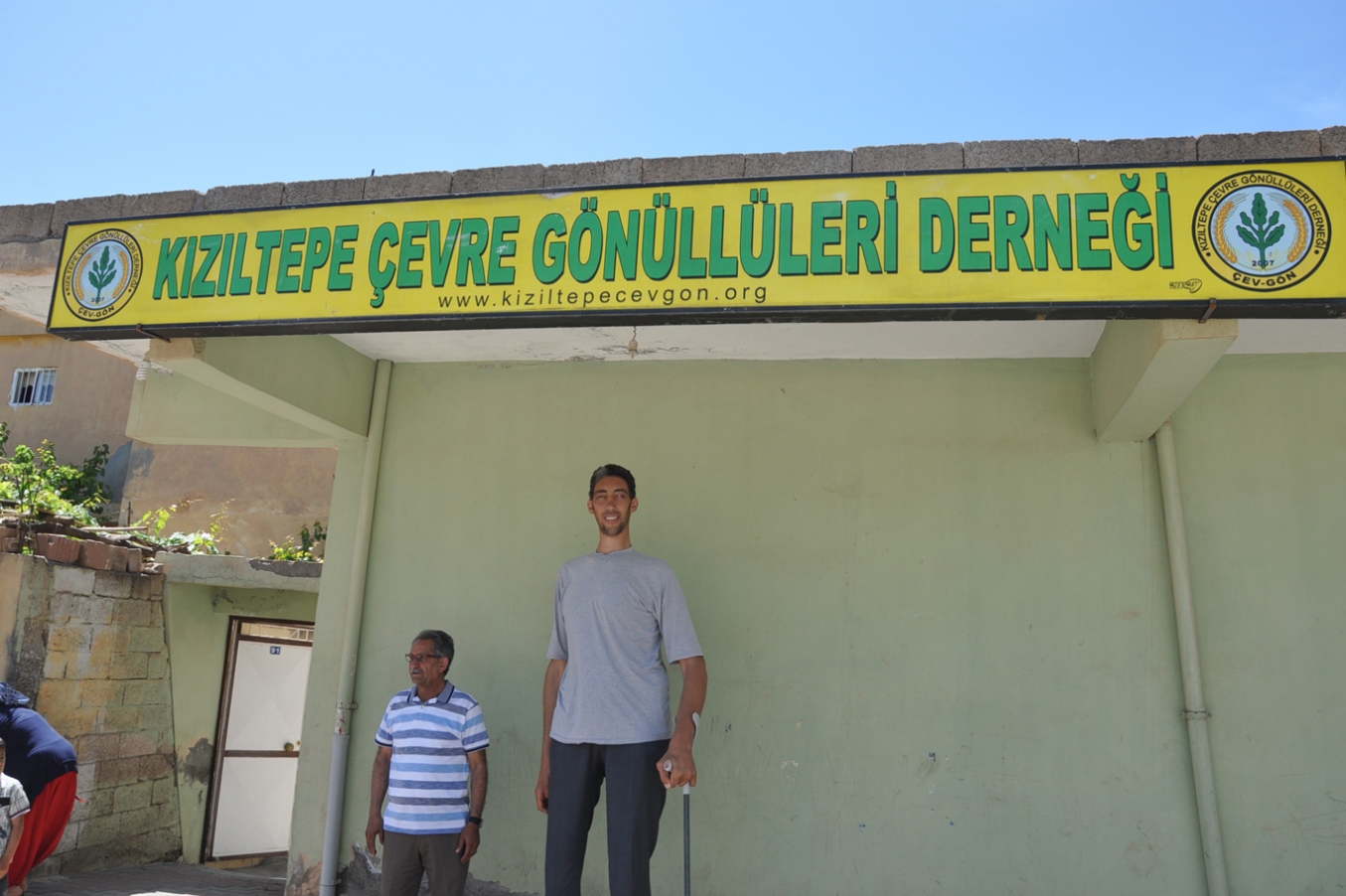 Dünyanın en uzun adamı Kösen, Çev-Gön’ü ziyaret etti Dünyanın en uzun adamı Kösen, Çev-Gön’ü ziyaret etti